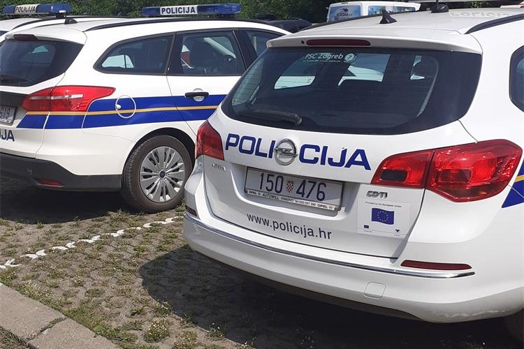 Slika /PU_VS/Svasta/više policijskih vozila.jpg